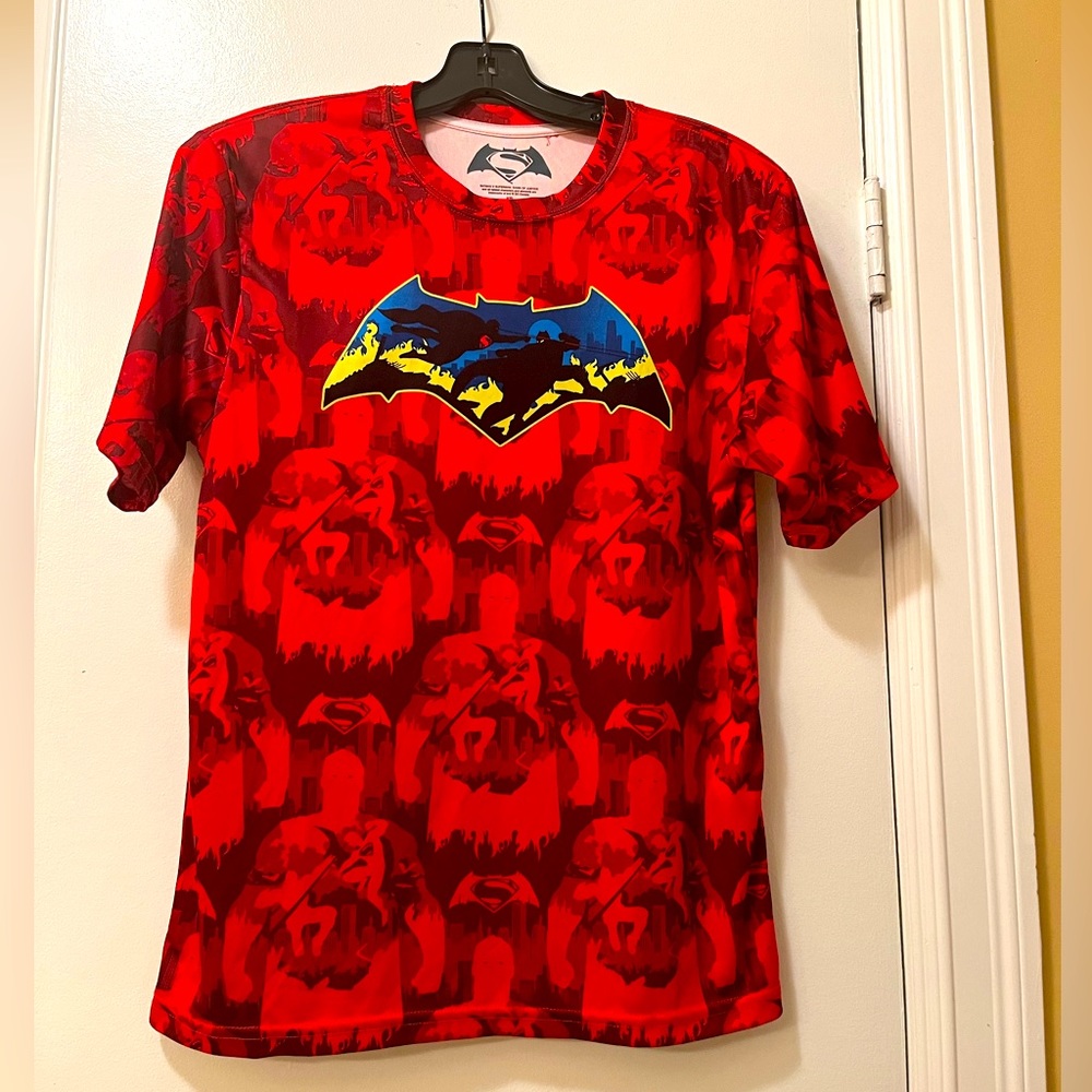 DC Comics Batman vs Superman Dawn T shirt polyester never worn but no tag